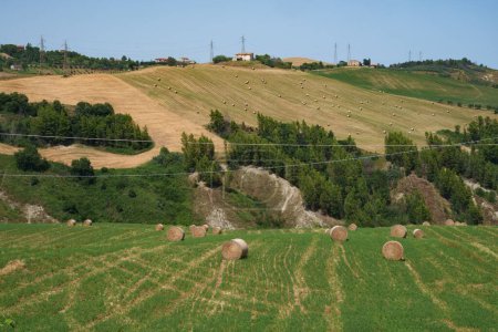 Paisaje rural en verano por la carretera de Penne a Teramo, Abruzos, Italia