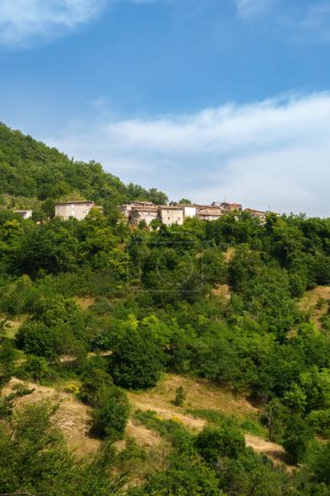 Paysage rural près de Fiastra, province de Macerata, Marches, Italie, en été. Vieux village