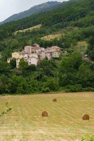 Village historique de Fiastra, dans la province de Macerata, Marches, Italie, en été