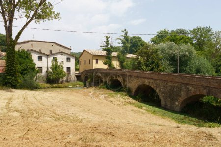 Téléchargez les photos : Paysage rural près de Fiastra, province de Macerata, Marches, Italie, en été - en image libre de droit