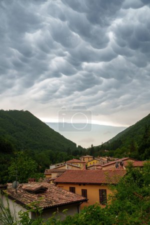 Serravalle di Chienti, Provinz Macerata, Marken, Italien. Ein Sturm zieht auf