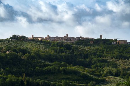 Paisaje rural cerca de Foligno y Montefalco, provincia de Perugia, Umbría, Italia, en verano