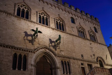 Historische Gebäude in Perugia, Umbrien, Italien: Piazza IV Novembre bei Nacht