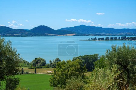 El lago Trasimeno en verano cerca de Torricella y Monte del Lago, en la provincia de Perugia, Umbría, Italia