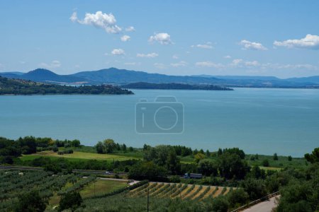 Der Trasimenische See im Sommer in der Nähe von Passignano, in der Provinz Perugia, Umbrien, Italien