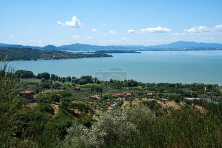 Der Trasimenische See im Sommer in der Nähe von Passignano, in der Provinz Perugia, Umbrien, Italien