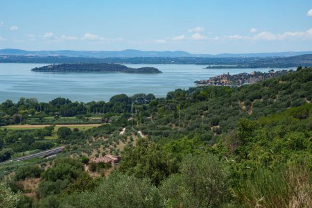 Lac Trasimène en été près de Passignano, dans la province de Pérouse, Ombrie, Italie