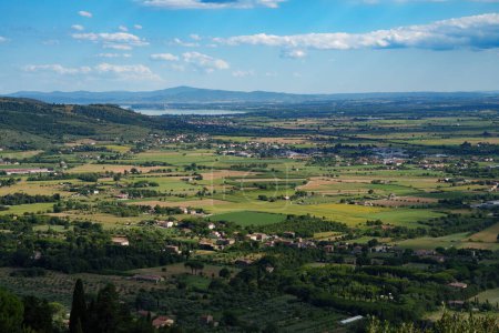 Vista panorámica desde Cortona, en la provincia de Arezzo, Toscana, Italia, en verano