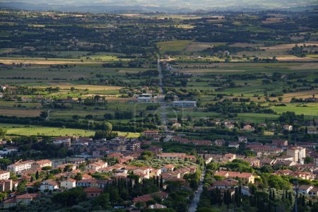 Téléchargez les photos : Vue panoramique depuis Cortona, dans la province d'Arezzo, Toscane, Italie, en été - en image libre de droit