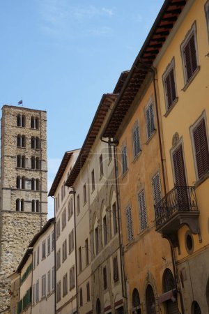 Téléchargez les photos : Bâtiments historiques d'Arezzo, Toscane, Italie, en été - en image libre de droit