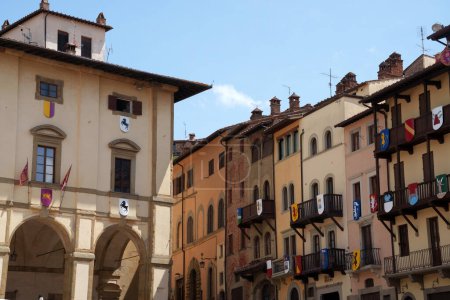 Téléchargez les photos : Bâtiments historiques d'Arezzo, Toscane, Italie, en été - en image libre de droit