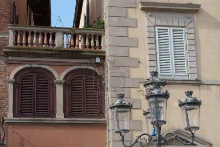 Téléchargez les photos : Bâtiments de Prato, ville historique de Toscane, Italie - en image libre de droit