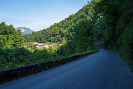 Sommerliche Landschaft entlang der Straße von Bagni di Lucca nach Castelnuovo Garfagnana, Toskana, Italien