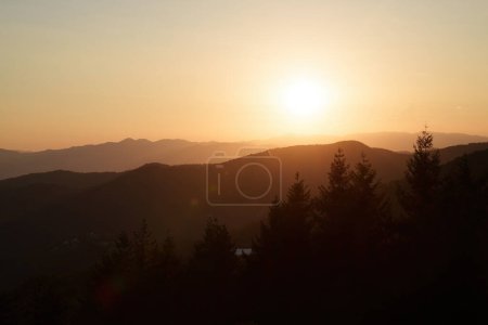 Berglandschaft bei Foce Carpinelli, Provinz Lucca, Toskana, Italien. Sonnenuntergang