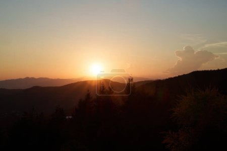 Téléchargez les photos : Paysage montagneux à Foce Carpinelli, province de Lucques, Toscane, Italie. Coucher de soleil - en image libre de droit