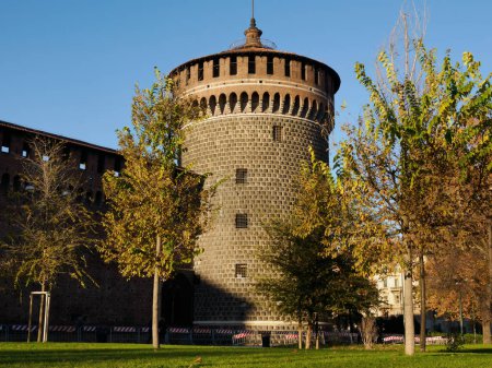 Téléchargez les photos : Le château médiéval connu comme Castello Sforzesco à Milan, Lombardie, Italie - en image libre de droit