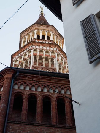 Edificios históricos a lo largo de vía Palazzo Reale en Milán, Lombardía, Italia