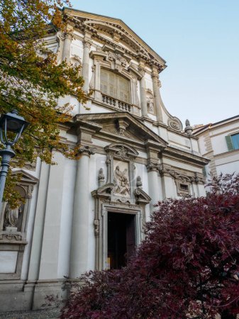 Téléchargez les photos : Bâtiments historiques via Verdi à Milan, Lombardie, Italie - en image libre de droit