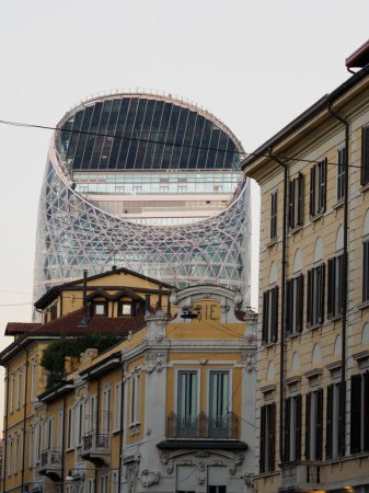 Téléchargez les photos : Bâtiments anciens et modernes à Porta Nuova à Milan, Lombardie, Italie - en image libre de droit