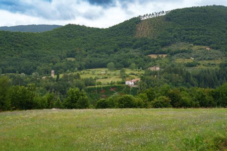 Téléchargez les photos : Paysage montagneux à Foce Carpinelli, province de Lucques, Toscane, Italie. Bonjour. - en image libre de droit
