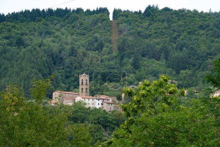 Paisaje de montaña cerca de Casola en Lunigiana, provincia de Massa Carrara Toscana, Italia