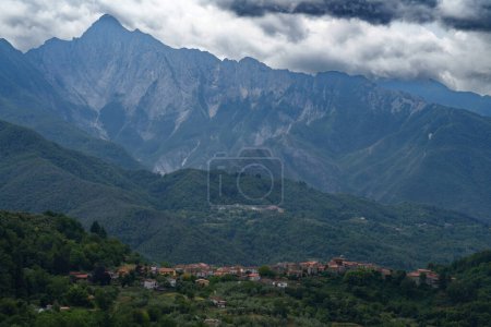 Téléchargez les photos : Paysage de montagne près de Casola en Lunigiana, Massa Carrara province Toscane, Italie - en image libre de droit
