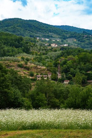 Téléchargez les photos : Paysage de montagne à Lunigiana près de Fivizzano et Licciana Nardi, province de Massa Carrara, Toscane, Italie - en image libre de droit