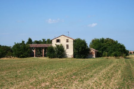 Foto de Paisaje rural cerca de Fidenza, en la provincia de Parma, Emilia Romaña, Italia, en verano - Imagen libre de derechos