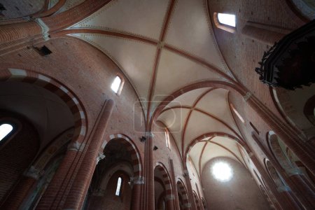 Téléchargez les photos : Abbaye médiévale de Chiaravalle della Colomba, province de Piacenza, Émilie-Romagne, Italie - en image libre de droit