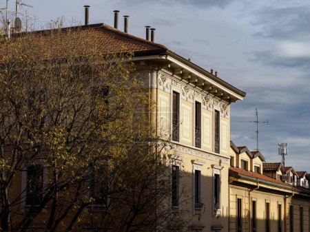 Téléchargez les photos : Vieux bâtiments résidentiels le long de la via Biondi à Milan, Lombardie, Italie - en image libre de droit