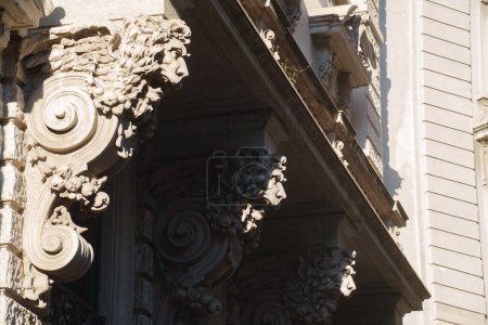 Fachada del palacio histórico en Via Dante en Milán, Lombardía, Italia
