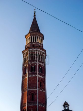 Campanario histórico de la iglesia de San Gottardo en Milán, Lombardía, Italia