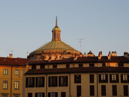 Edificios históricos a lo largo de la vía Zecca Vecchia en Milán, Lombardía, Italia