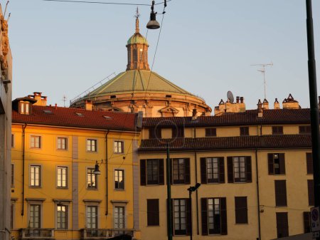 Edificios históricos a lo largo de la vía Zecca Vecchia en Milán, Lombardía, Italia