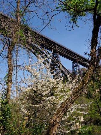 Puente de hierro sobre el río Adda en Paderno, Lombardía, Italia