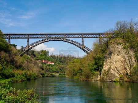 Eiserne Brücke über den Fluss Adda bei Paderno, Lombardei, Italien