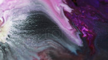 Foto de Glitter fluido onda. Pinta el flujo de agua. Desenfocado púrpura rosa negro blanco color partículas mármol textura tinte húmedo derrame movimiento arte abstracto fondo. - Imagen libre de derechos