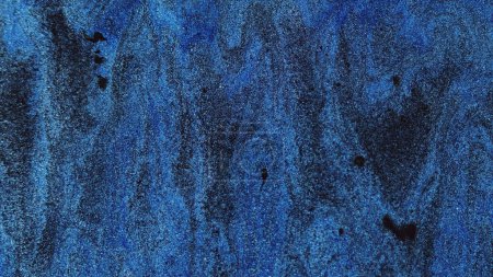 Foto de Fondo de pintura líquida. Flujo suave. Tinte negro gris azul mezcla ondas creativas abstractas con partículas de brillo movimiento en la superficie de plata en el arte de fantasía cautivador. - Imagen libre de derechos