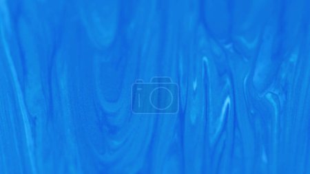 Glitzernde Tintenemulsion. Flüssige Textur der Farbe. Defokussiert blau weiß Farbe Acryl Flow Magie Glanz Öl Flüssigkeit Farbstoff Tropfen abstrakte Kunst Hintergrund.