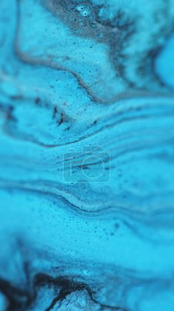 Flüssiger Farbfluss. Glitzerfarbenmix. Defokussiert blau schwarz Farbe Tropfwellenbewegung nass schimmern Gel-Öl-Emulsion Partikel Kunst abstrakten Hintergrund.