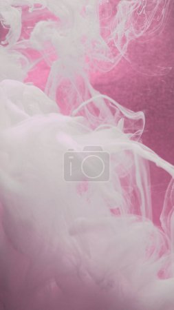 Foto de Flujo de nubes de tinta. Pintura de humo. Blanco seda agua fluido neblina textura onda movimiento en rosa desenfocado color grano abstracto arte fondo. - Imagen libre de derechos