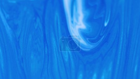 Öl schimmern lassen. Tintenwellenfluss. Fluidkunst. Defokussiert blau weiße Farbe Tropf Flüssigkeit Farbe Serum Magie Glitzern Acryl Farbstoff abstrakten Hintergrund.