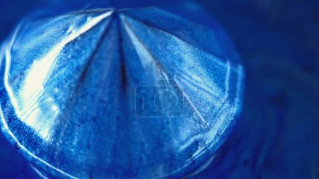 Glänzender Saphir. Glitzerfarbe. Reflektierende Flüssigkeit. Defokussierte blaue Farbe Diamant funkelnd leuchtenden Kristall glitzern Flüssigkeit Licht Textur abstrakte Kunst Hintergrund.