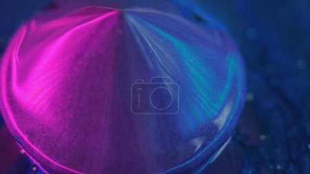 Neonfarbe. Schillernde Geometrie. Defokussiert rosa lila blau Farbe fluoreszierend funkelnd facettenreich Kristall Tropfflüssigkeit reflektiert Textur Party Licht abstrakte Kunst Hintergrund.