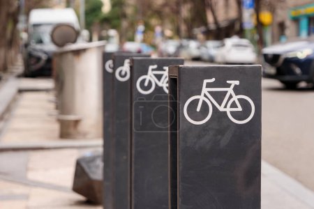 Téléchargez les photos : La rangée de porte-vélos en métal installé dans la ville. - en image libre de droit