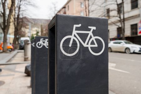 Téléchargez les photos : La rangée de porte-vélos en métal avec des icônes de vélo, installé dans la ville. - en image libre de droit