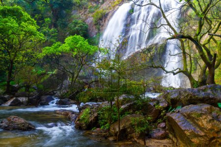 Téléchargez les photos : Khlong Lan cascade est belle dans la saison des pluies et est une célèbre cascade de Kamphaeng Phet Province, Thaïlande. - en image libre de droit