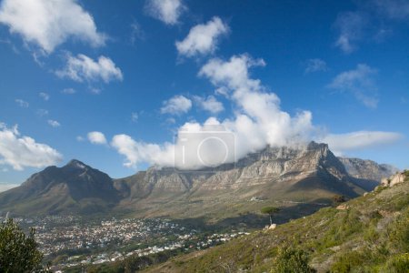 Téléchargez les photos : Nuages débordant sur la montagne de la Table par temps clair, Le Cap, Afrique du Sud - en image libre de droit