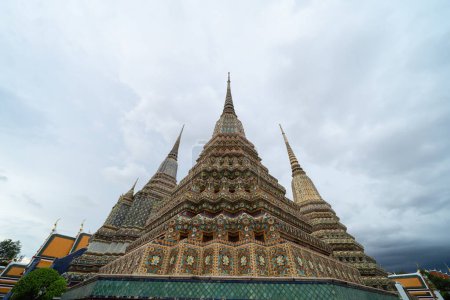 Foto de Wat Phra Chetuphon o Wat Pho, un templo budista en la ciudad de Bangkok, Tailandia. Edificios de arquitectura tailandesa fondo en viaje y vacaciones concepto de vacaciones. - Imagen libre de derechos