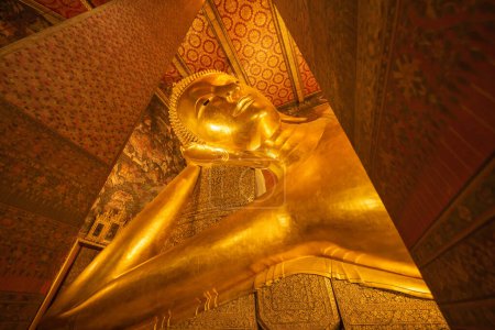 Téléchargez les photos : Bouddha couché dans Wat Pho. Temple bouddhiste thaïlandais à Bangkok, Thaïlande. Attraction touristique - en image libre de droit